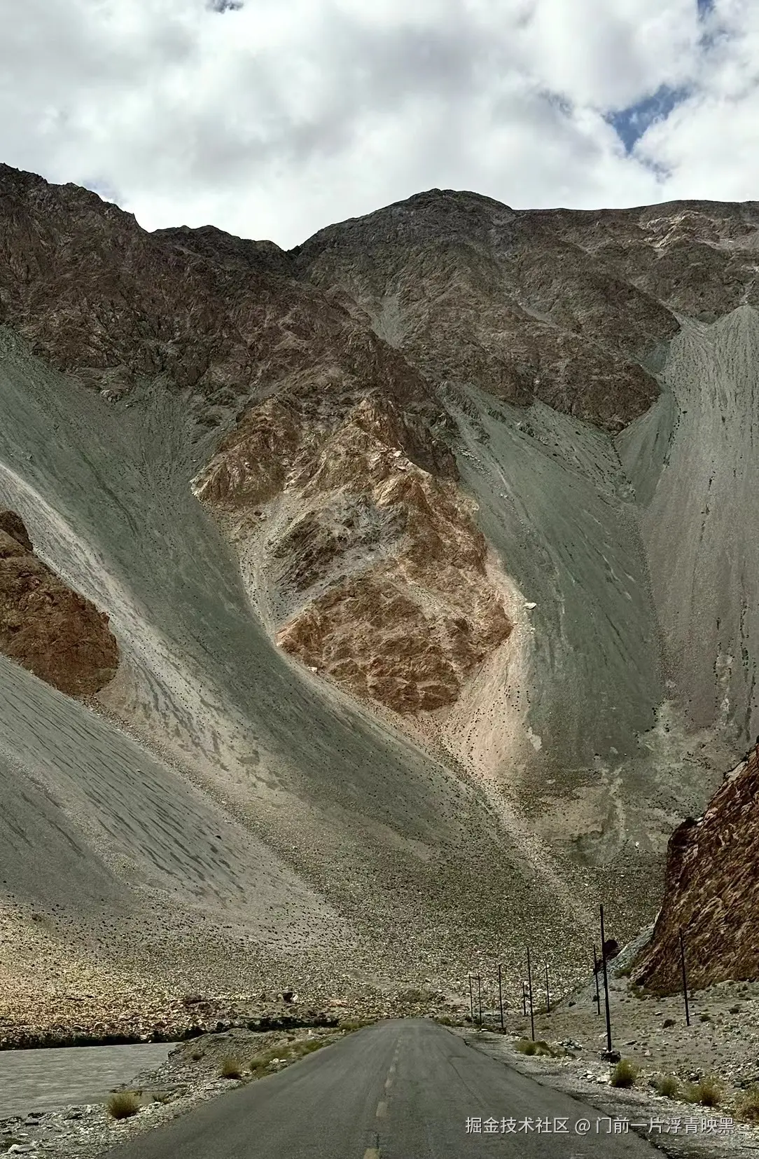 门前一片浮青映黑于2024-08-21 10:28发布的图片